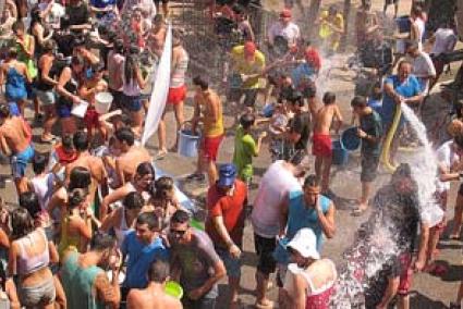 Ruixat. Cada camió cisterna va llençar 17.000 litres d’aigua per tal que la gent banyés a cop de poalada qualsevol veí o visitant que guaités al carrer Sant Miquel - Gemma Andreu