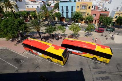 Plaça Menorca. Los vecinos son los que más urgen a que los autobuses se trasladen a otra ubicación - Paco Sturla