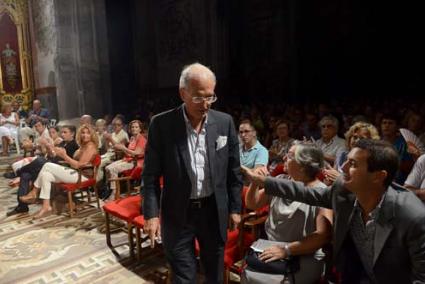 Emoció. Josep Antoni Pons Roca estalonat per la seva família, autoritats i tot el públic - Paco Sturla