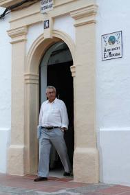 Ponente. Rafael Suñol, saliendo ayer de la Casa Consistorial, para protagonizar la tertulia a la fresca - Gemma Andreu