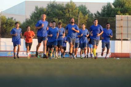 Primer día. Rafa Torres dio una charla de bienvenida a los jugadores y empezaron a correr - Paco Sturla