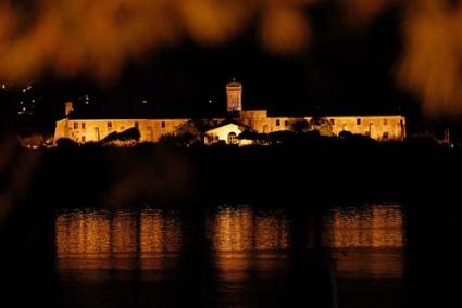 Iluminada. El puerto de Maó volvió a exhibir ayer una de sus imágenes más emblemáticas - Gemma Andreu