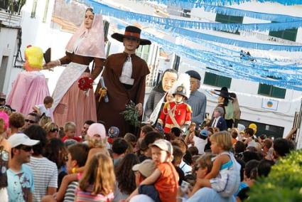 Gegants. La festa va començar amb una desfilada de gegants, els amfitrions de la qual foren en Lluís, na Maria i la divertida gegantona na Tecla - Gemma Andreu