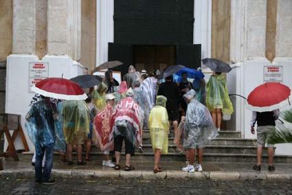 Lluvia. Las precipitaciones hicieron que los turistas se concentraran en los pueblos, y ello provocó problemas de circulación - Javier/Paco Sturla/Pedro Cardona