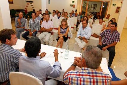 Cena. Tras la asamblea los socios se reunieron a manteles bajo la presidencia de Pau Bosch Moll. Acudieron como invitados Gabriel Company, Fernando Villalonga, Margaret Mercadal y el alcalde José María de Sintas - Gemma Andreu