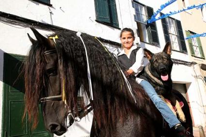 Recorregut. Foren molts els qui participaren a la romeria, però també van ser moltes les persones que presenciaren la desfilada, amb escenes com la d’un ca qualcant a cavall amb la seva propietària. - Javier