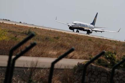 Ryanair. Los aviones de la aerolínea de bajo coste dejarán de sobrevolar el cielo menorquín a partir del día 5 de noviembre, para volver a principios del verano de 2014 - Gemma Andreu