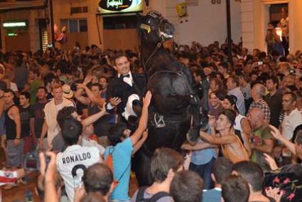 Jaleo. La fabiolera, Laura Guàrdia, va entrar a la Plaça Constitució a les 21.25 hores, seguida d’una qualcada formada per 147 cavallers - Paco Sturla