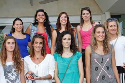 Acompañada. Las jugadoras del primer equipo quisieron fotografiarse junto a la protagonista - Gemma Andreu