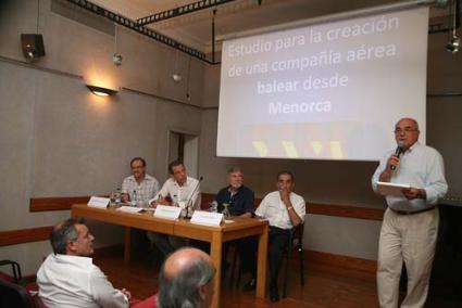 Acto. El conseller Luis Alejandre presentó la charla que moderó el presidente del Aeroclub, José Luis Barrero - Javier