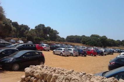 Cala en Turqueta. El estacionamiento ha duplicado la capacidad de vehículos de la playa - PSOE Ciutadella