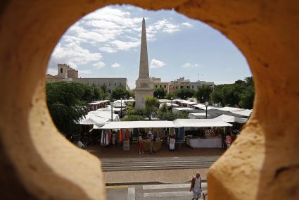 Cambio. Esta imagen de la Plaça des Born cambiará con toda probabilidad a partir del enero, cuando los vendedores deban trasladarse a otra ubicación - Gemma Andreu