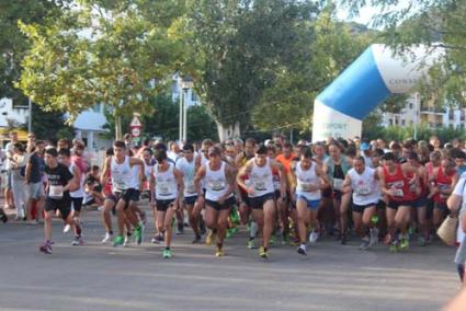 Ganador absoluto. El corredor del A.Palliser Sant Lluís, Joan Moreno, en el centro durante la salida - Carol Victory Cendán