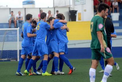 Celebración. Los jugadores del Penya se abrazan para festejar uno de sus tres goles al Alcúdia - Paco Sturla