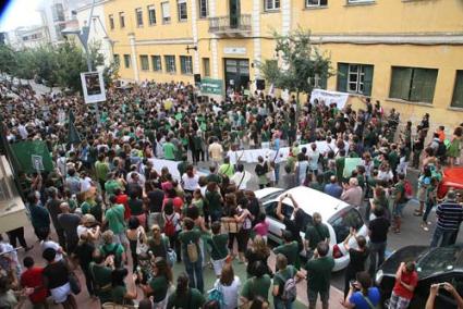 Manifestación. Los maestros y profesores exhibieron carteles y las conocidas camisetas verdes - Javier