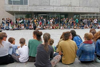 Protesta. Cientos de personas aguardan fuera del Consell a que acabe la reunión improvisada - Gemma Andreu