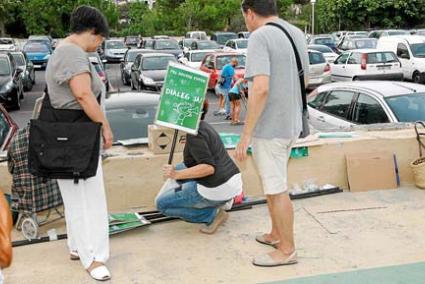 Varias personas realizan preparativos para la manifestación del domingo