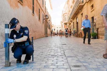 Un policía coloca los pivotes a las once, los quita a las tres;los repone a las cinco y los retira a las nueve y media - Josep Bagur G.