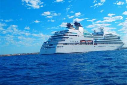 El crucero Seaborun Quest ha fondeado este miércoles en Ciutadella. - CAIB