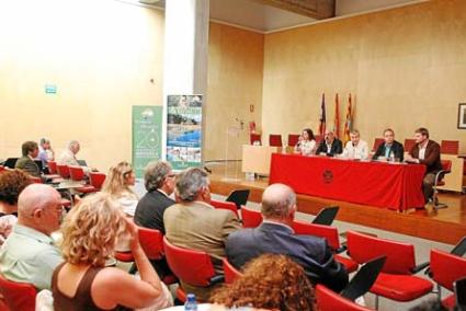 La sala de plenos del Consell acogió ayer el I Foro Turismo y Naturaleza, con una nutrida presencia de empresas del sector. - Javier Coll