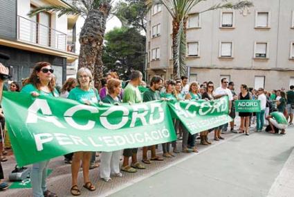 Ataviados con sus camisetas verdes reivindicativas, maestros y profesores volvieron ayer a salir a la calle - Javier Coll