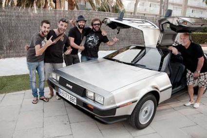 Los cuatro impulsores del proyecto, junto a un DeLorean que sale en el último capítulo - What to do