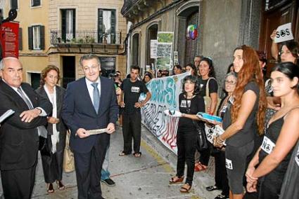 Tadeo habló con los manifestantes que le abuchearon a la llegada al teatro - Javier Coll