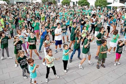 Una parte de los participantes bailando en la plaza Pare Camps - Kika Triay