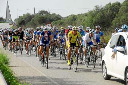 Hasta ayer se habían inscrito 230 ciclistas, aunque se espera que la cifra pueda aumentar todavía. En la edición de 2012 tomaron parte 221 personas. Este año rodarán 80 menorquines. - Archivo