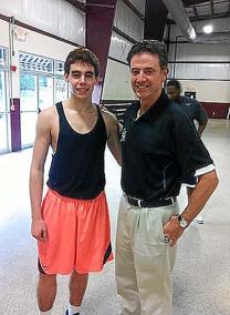 El jugador alaiorense recibió la visita de Rick Pitino, ex entrenador de la NBA y actual campeón de la NCAA con Louisville - R.T.