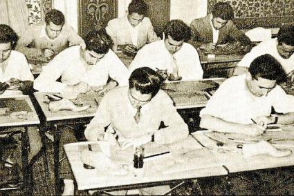 1954. Cursillo de patronistas de calzado en la primera sede del 'Josep Maria Quadrado'.