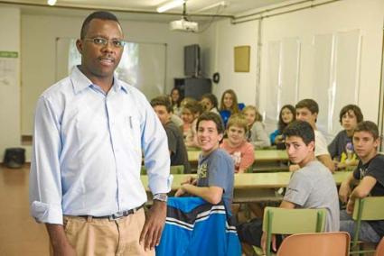 El misionero keniata James Nyaga está desarrollando desde el pasado viernes día 11 diferentes actividades de animación en parroquias y varios colegios públicos y concertados de la Isla