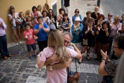 Toli Truyol se emocionó al leer el manifiesto y recibió un abrazo de apoyo de su pareja - Josep Bagur Gomila