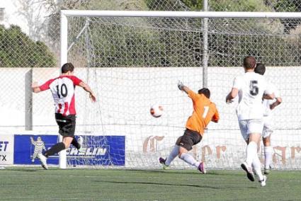 Berto, gol. El jugador del Mercadal, en estado de gracia, conecta el remate que valió el primero de sus dos goles - futbolbalear.es