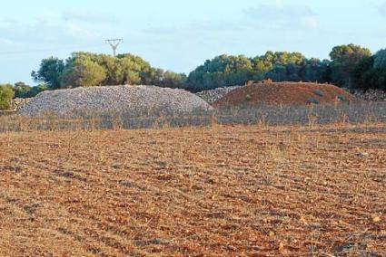 La finca se encuentra cerca de Cala en Bosc y en ella se promueve la construcción de un camping