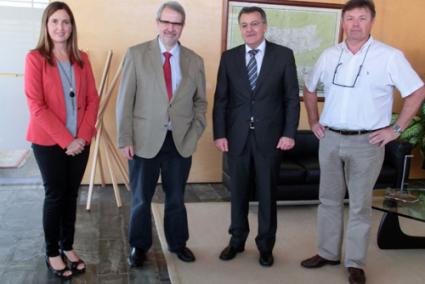 El director de la representación de la Comisión Europea en Barcelona para Catalunya y Balears, Ferrán Tarradellas, junto a los miembros del Consell - P.CIME