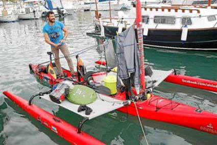 El trimarán mide solo 5,6 metros y lleva lo imprescindible, comida, herramientas, GPS, cartas de navegación y otros instrumentos - Javier Coll