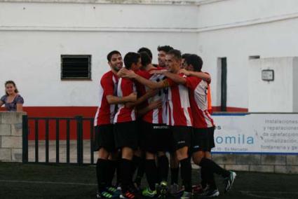 Los jugadores del Mercadal celebran uno de los tres tantos - Paco Sturla