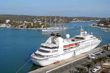 Dos cruceros coincidieron en la mañana de ayer en el puerto de Maó: el 'Seabourn Pride' y el 'Royal Clipper'. - José Barber