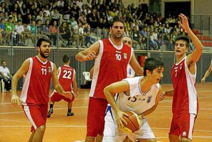 ambientazo. La afición insular respondió tal y como ilustra la imagen, con la grada del pabellón alcazareño a rebosar. Menorca no olvida su histórico idilio con el baloncesto, otrora deporte rey en la Roqueta - Javier Coll