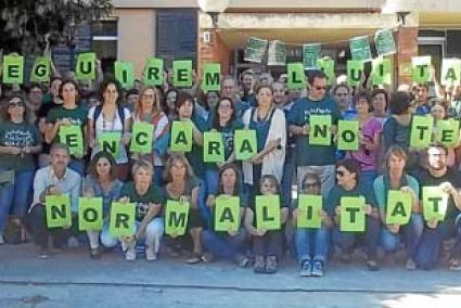 Los profesores del IES Pasqual Calbó i Caldés y del IES Cap de Llevant se juntaron ayer para protestar por la situación de sus directores