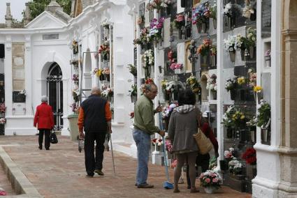 Los ayuntamientos han puesto a punto los cementerios de la Isla con actuaciones básicas de limpieza, encalado y mantenimiento de jardinería. - Javier Coll