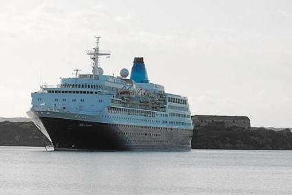 cruceros. La pérdida de calado ya afectó a la escala del buque británico Saga Sapphire, que tuvo que fondear en Cala Figuera - Archivo