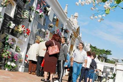 Los cementerios de la Isla recibieron una gran cantidad de visitantes durante una jornada que estuvo marcada por el buen tiempo - Gemma Andreu