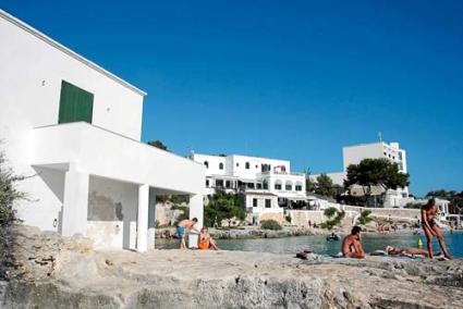 Imagen de una construcción residencial junto al mar en una zona de solarium situada en primera línea de la playa de Santandria