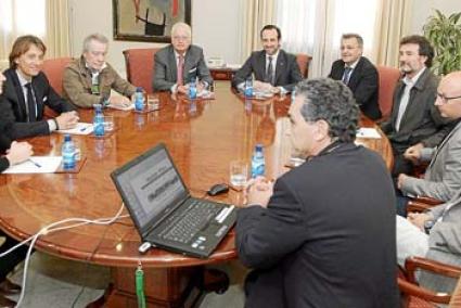 Tadeo y Bauzá, reunidos ayer con Roger Zannier, Juan Valero, y sus técnicos - CAIB