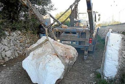 La piedra fue retirada a las nueve de la mañana y devuelta a su sitio a poco después de las tres - Josep Bagur Gomila