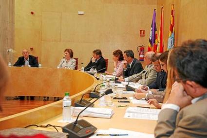 Imagen de una sesión plenaria del Consell de Menorca, durante una intervención de Cristóbal Huguet