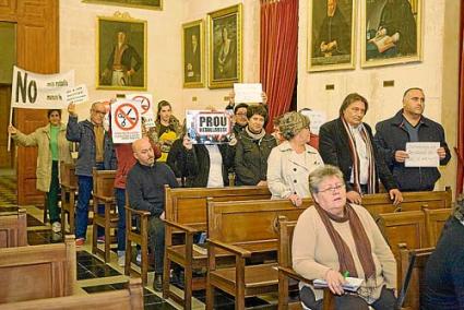 Los trabajadores mostraron en el pleno del jueves el rechazo a este nuevo recorte