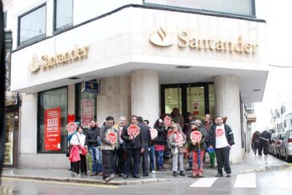 La protesta se ha convocado a las 12 horas del mediodía frente a la oficina "más visible" del Grupo Santander - Gemma Andreu